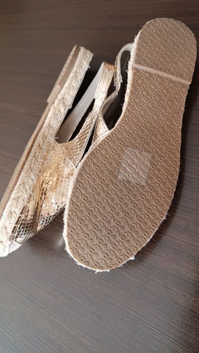 Nowe złote buty letnie