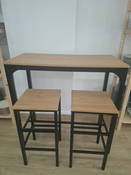 Mesa bar com 2 bancos