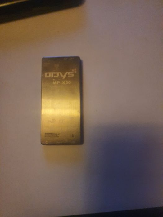 MP 4 używane z kablem do ładowania