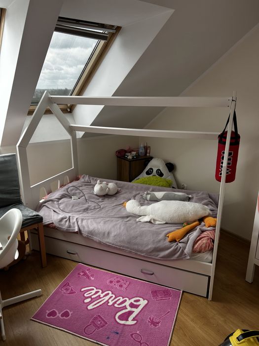 Łóżko z materacem