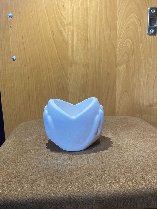 Dekoracyjna doniczka z gipsu modelarskiego – rękodzieło