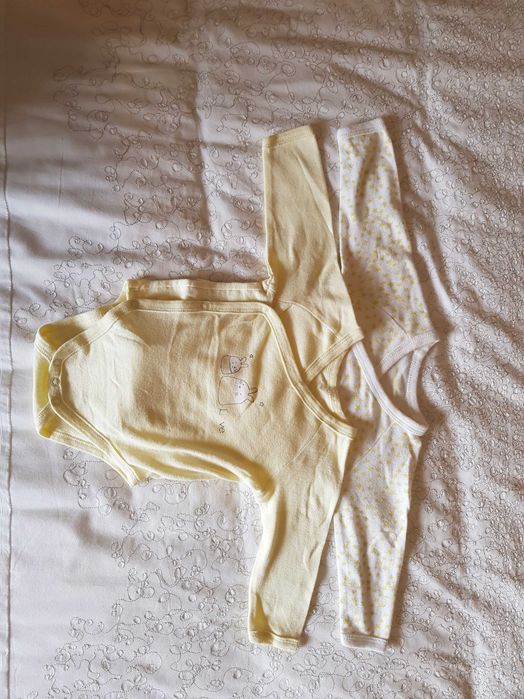 Bodies, pijamas, calças e casaco 1 mês
