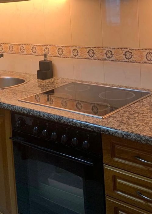 Moderna Placa de Vidrocerâmica e Forno Acoplado Elétrico