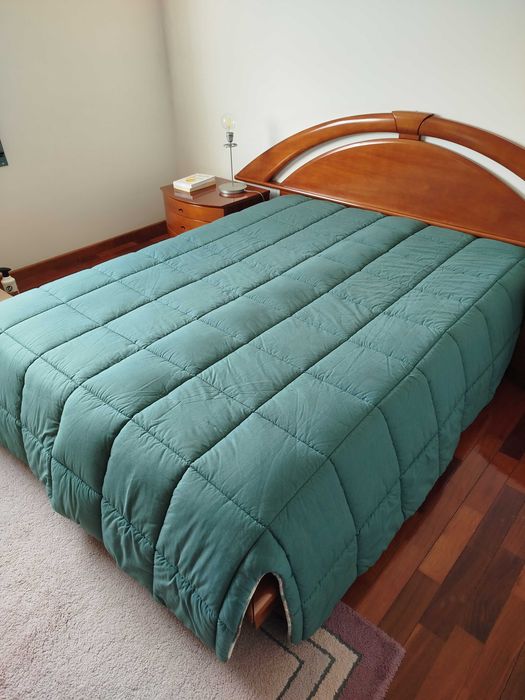 Cama de Casal em Madeira + 2 Mesinhas Cabeceira + Estrado + Colchão + Oferta Edredão inverno