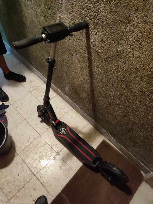 Trotinete Elétrica (AVARIADA (Não Liga) - Vendo para Peças)