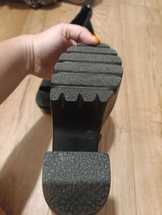 Buty na koturnie