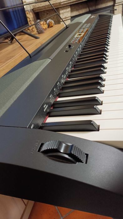 Piano Thomann DP-26 com extras
