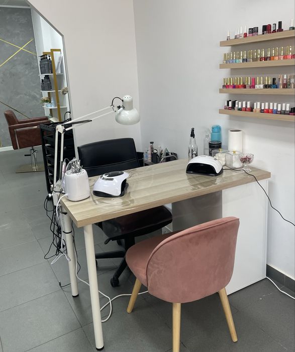 Aluguel de cadeira de cabeleleireiro e Mesa para Manicure