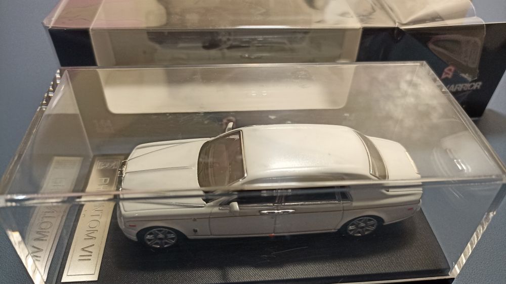 машинки моделі 1/64 rolls royce
