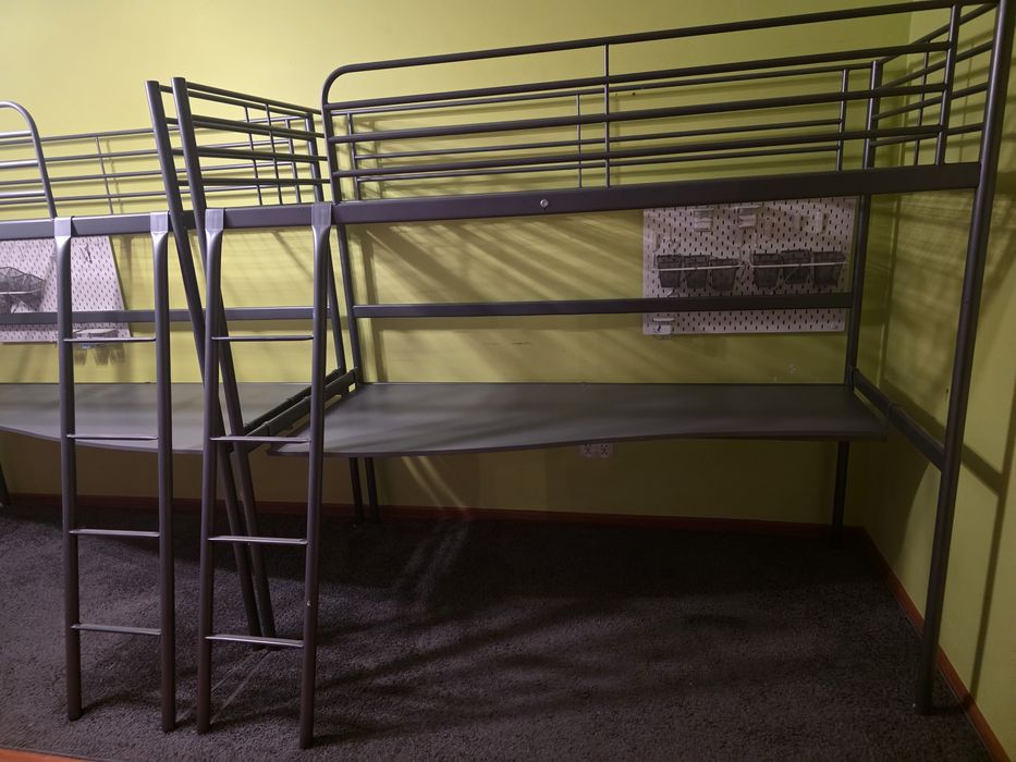 Łóżko piętrowe Ikea SVÄRTA z biurkiem