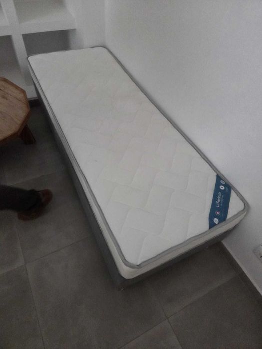 cama de solteiro com colchão em bom estado