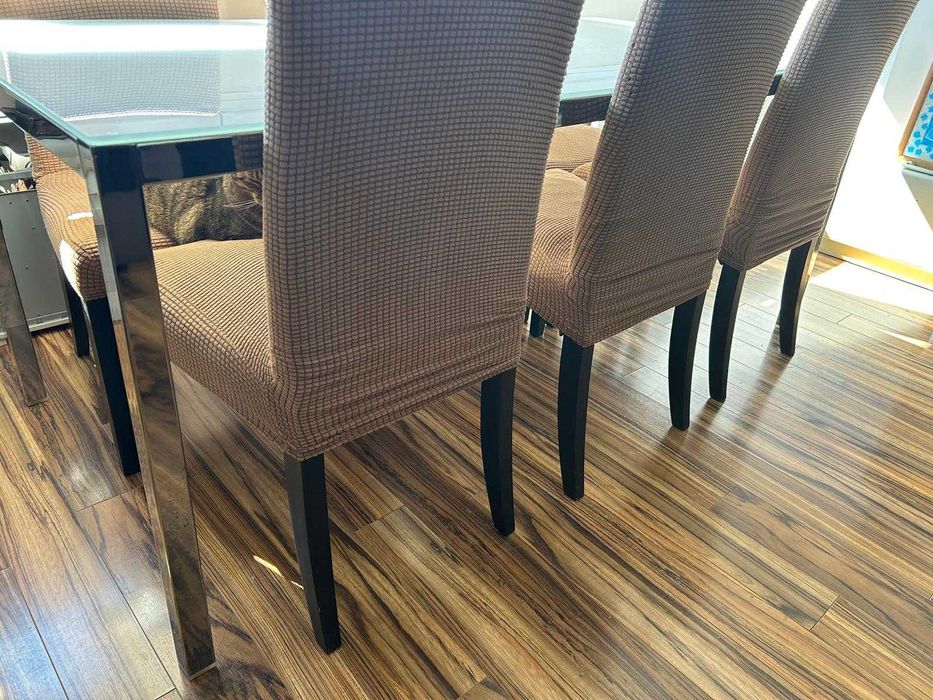 Mesa com tampo de vidro com 6 cadeiras