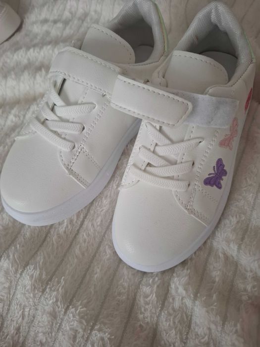 Продаються дитячі кросівки і туфлі