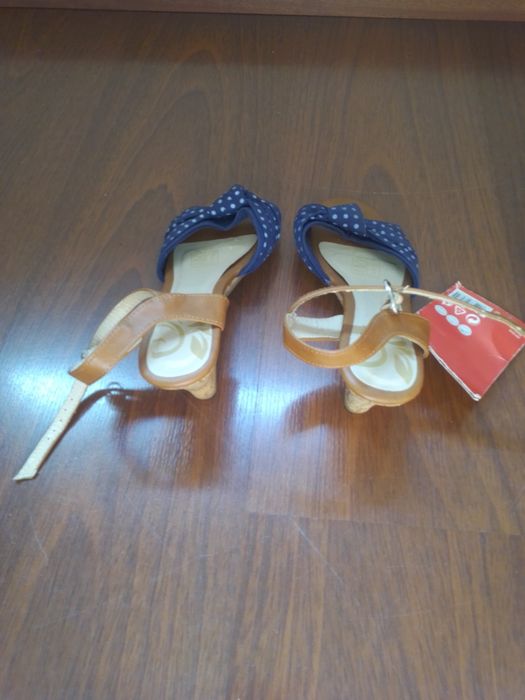 Sandálias elegantes de Verão com tacão de cunha de imitação de cortiça