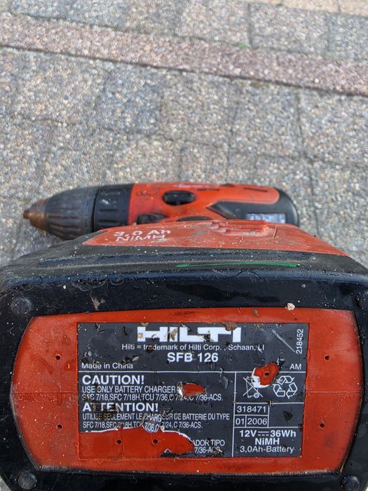 Wiertarko-wkrętarka akumulatorowa marki Hilti, model SF 121-A.