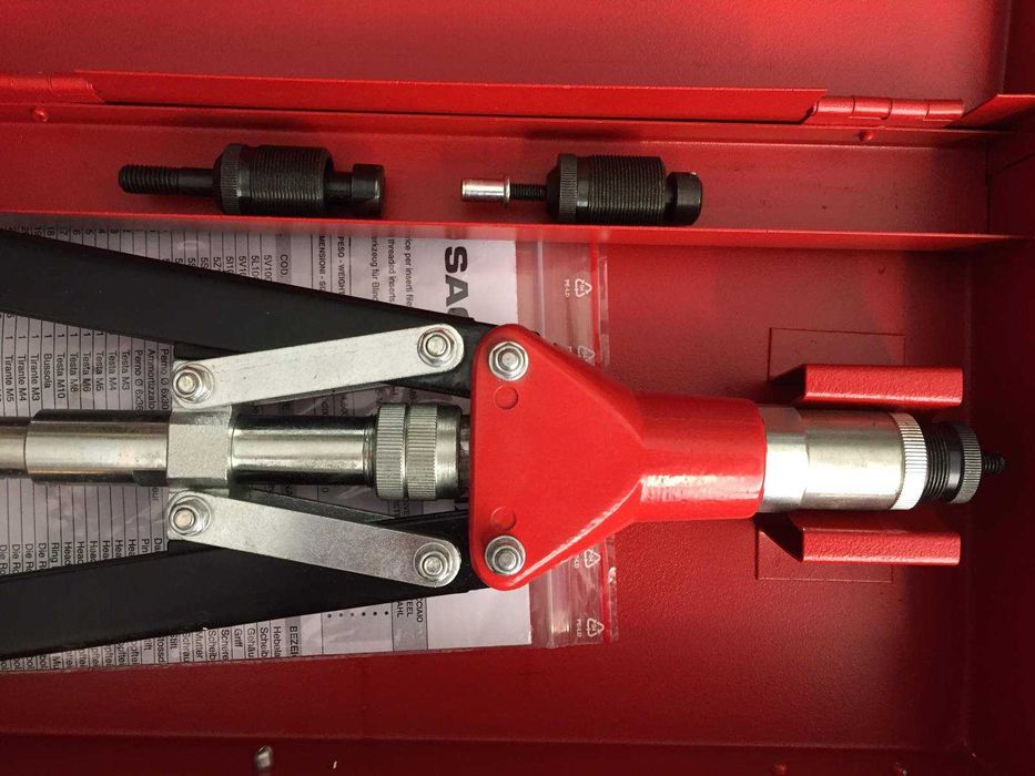 Rebitadora de porcas de cravar