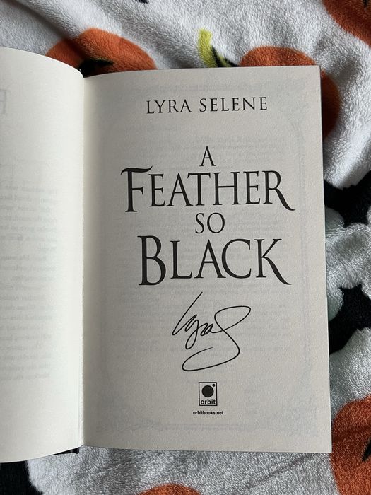 Lyra Selene “A Feather So Black” від FairyLoot