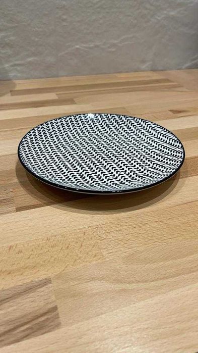 Sprzedam Talerze deserowe, bardzo ładne, nowe, średnica 19cm.