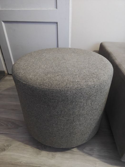 Pufa szara na nóżkach