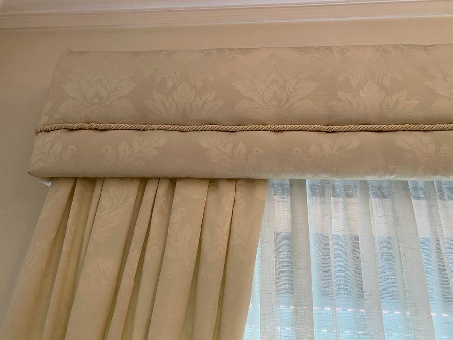 Conjunto Luxo Quarto Clássico – Colcha, Sanefa e Cortinados em Jacquard Marfim
