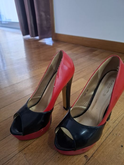 Sapatos de salto alto