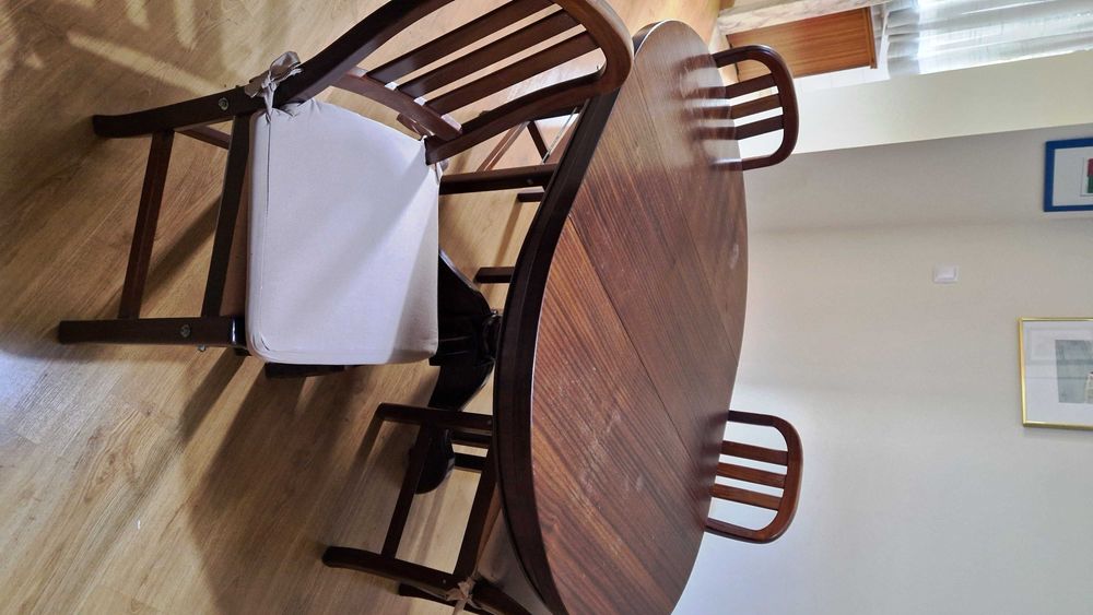 Mesa de Sala de Jantar em madeira maciça com 4 Cadeiras