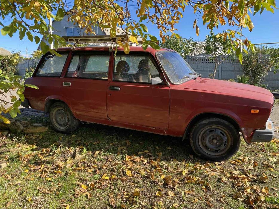 Машина жигули бензиновая. Четырехступенчатая коробка. Сигнализация есть двухсторонняя.
400$ без торга