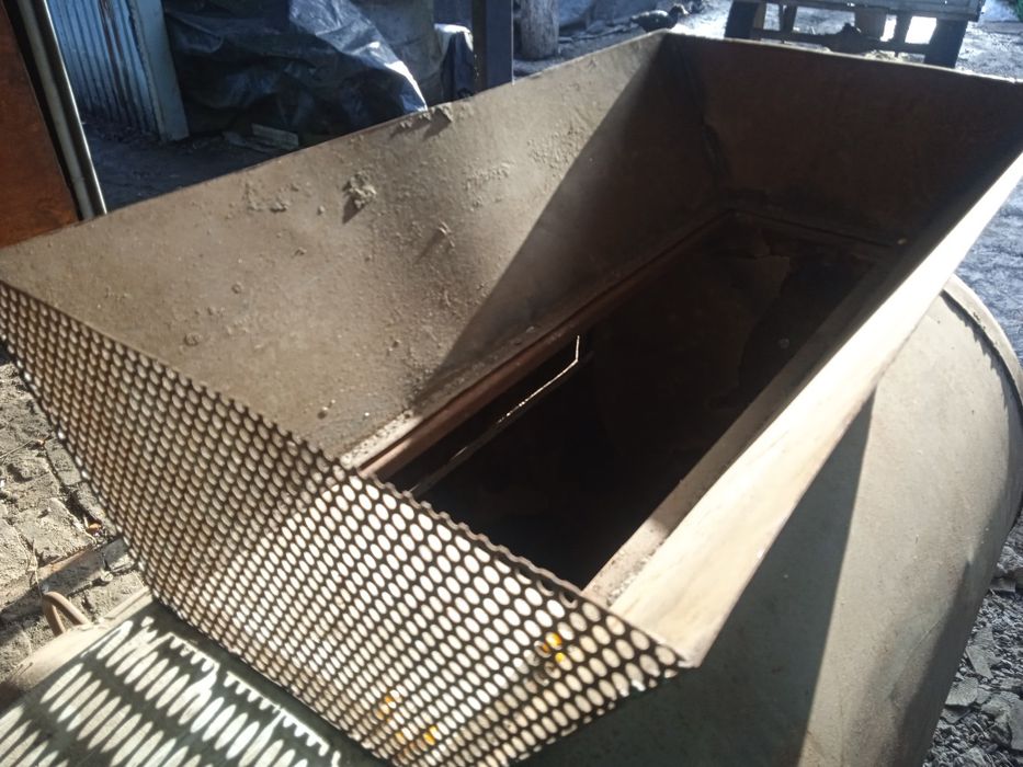 Кукурудз'яна дробарка , дробірка кукурудзи, в початках.