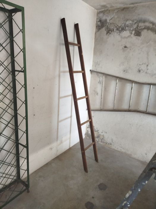 1 escada em alumínio de 6 metros 1 escadote de 2 metros e 1 escada e madeira nova de 2 metros...