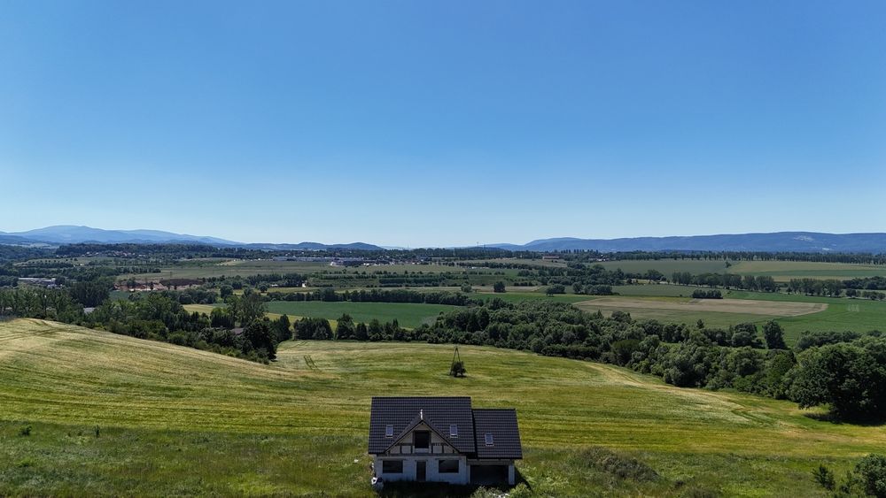 Malowniczo położony dom na wzgórzu