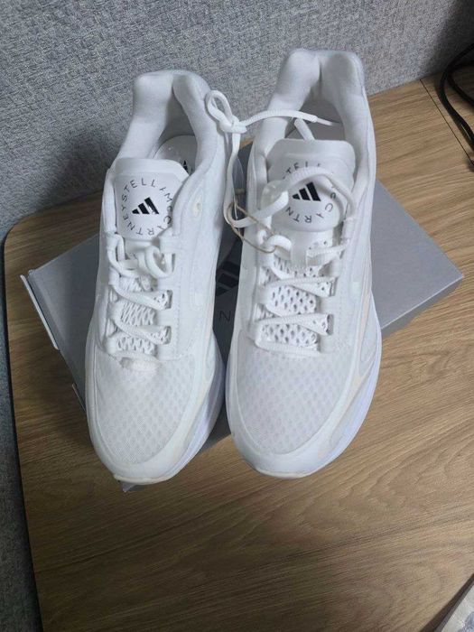 Продам нові фірмові кросівки Adidas.