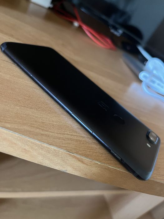 Смартфон OnePlus 5T
