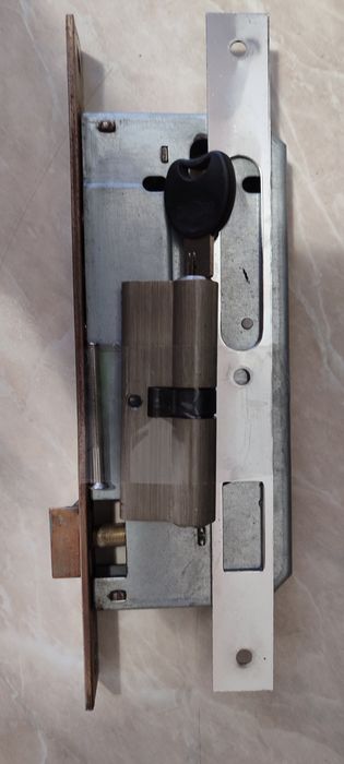 Замок дверной с личинкой и одним ключом
