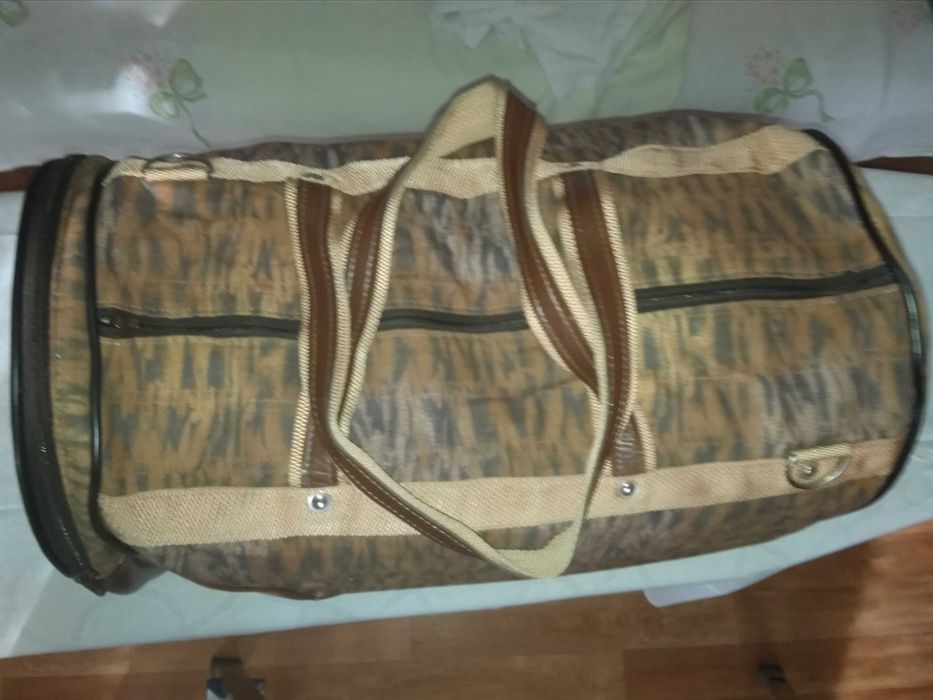 Сумка дорожная Дл 44 см. Ш 24 см. Высота 26 см.