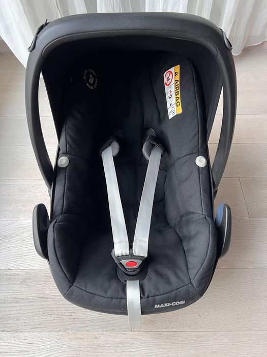 Maxi cosi z bazą i lusterkiem