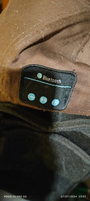 Boné com auriculares bluetooth