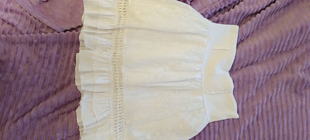 Saia branca com rendas e bordados. Usada.