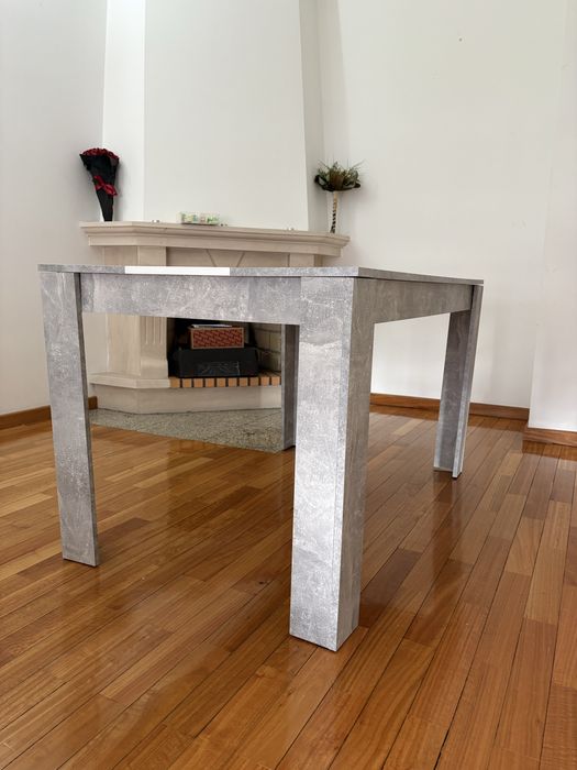 Mesa de jantar com acabamento efeito cimento