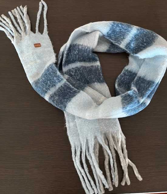 Cachecol fofo em tons de azul com franjas Pepe Jeans