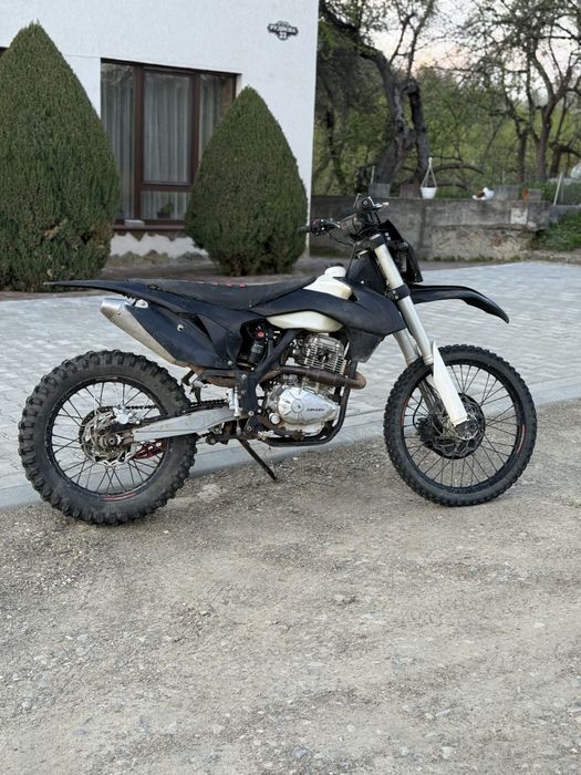 Продам мотоцикл PROFACTORY 300 AIR