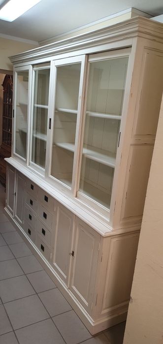 Duża drewniana witryna - biblioteka
