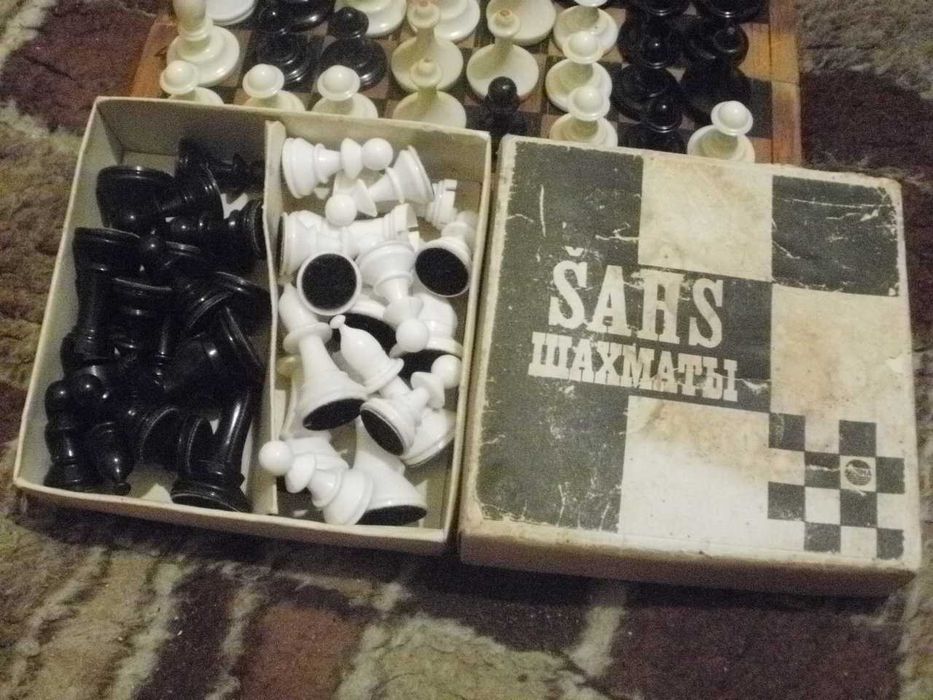 Шахи.AUSMA RIGA LATVIA USSR та інші всього 80 фігурок.Дошка.Договірна.
