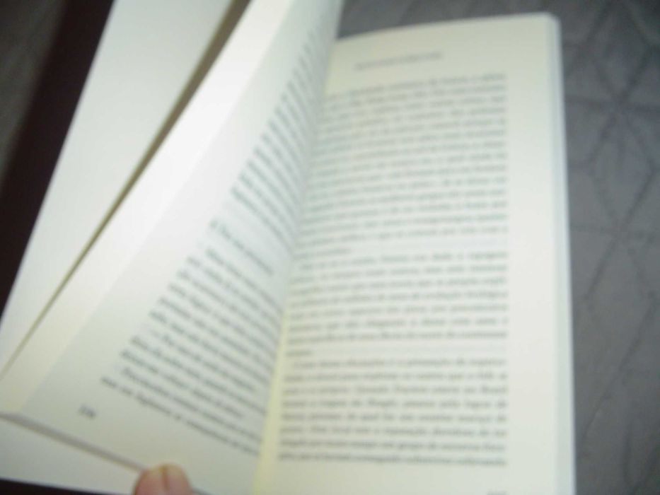 Livro "Bifes Mal Passados" de João Magueijo