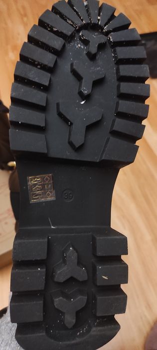 Botki  czarne workery z ozdobnym, złotym łańcuchem. Rozmiar 39