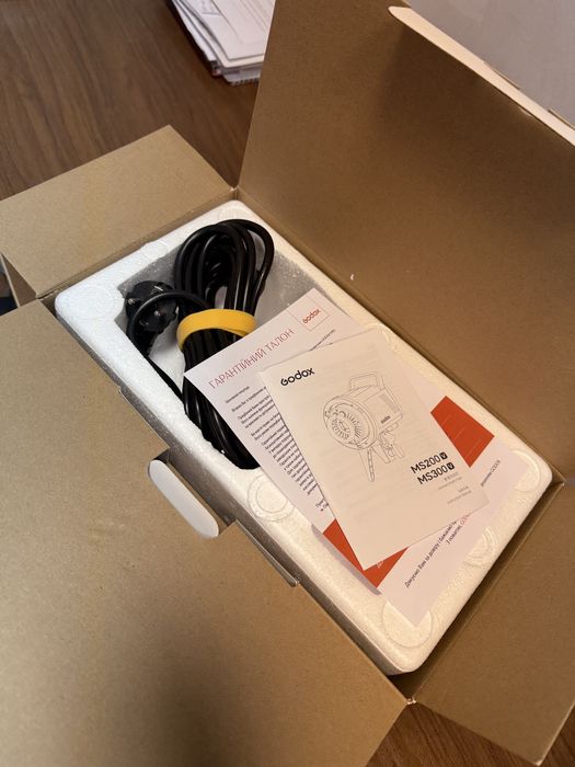 Студійний спалах Godox MS300v в ідеальному стані на гарантії є коробка