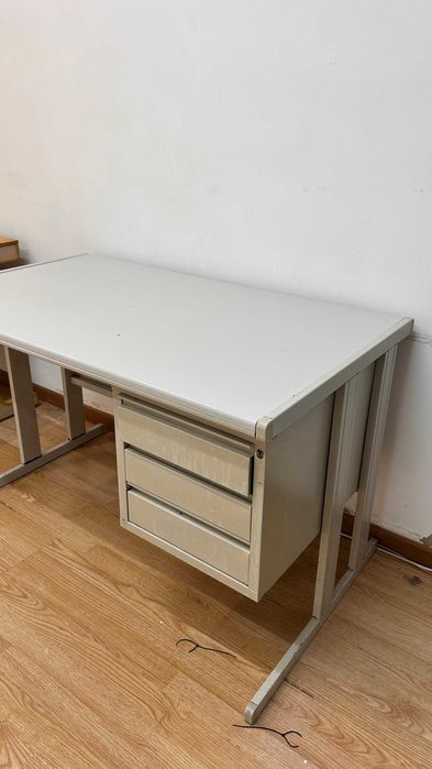 Secretárias de metal e madeira