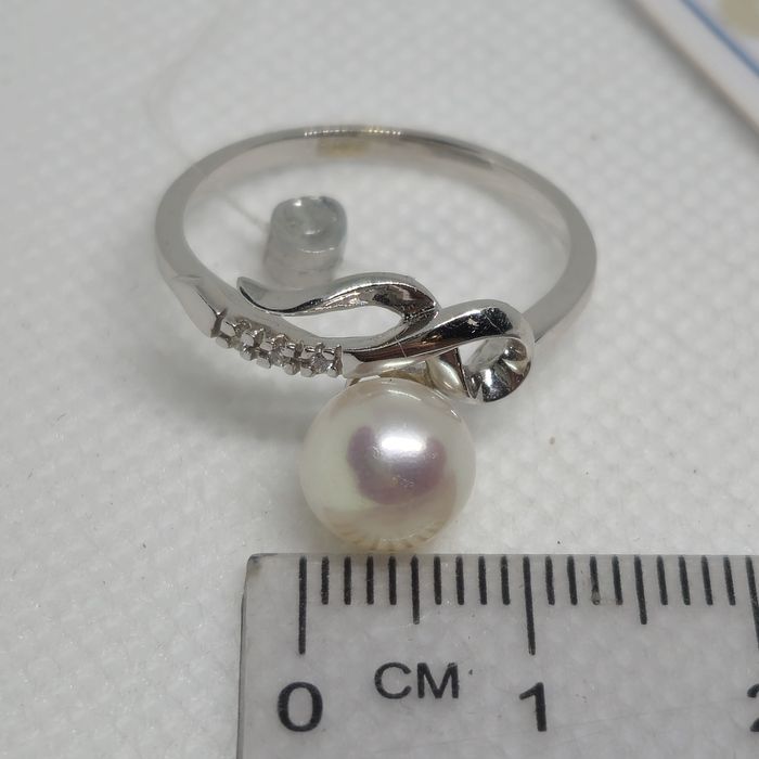 Каблучка з білого золота. З перлиною та діамантами. Нова.