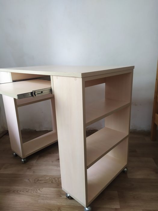 Стіл офісний з особливостями