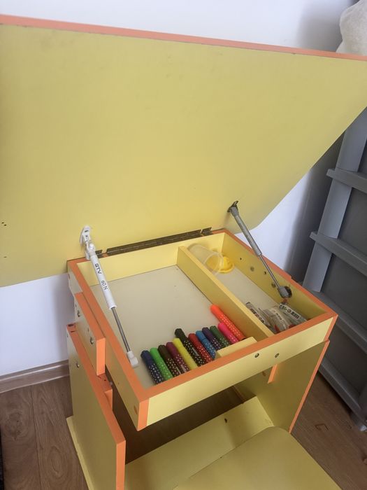 Продам дитячий стіл зі стільцем