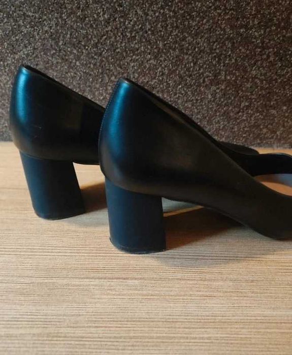 Czółenka czarne na słupku